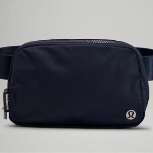 (SOLD) NWT LULULEMON TRUE NAVY EVERYWHERE BELT BAG